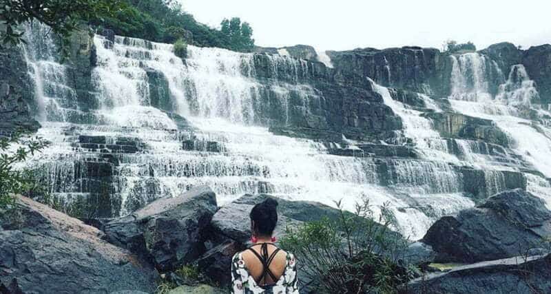 Thác Pongour Đà Lạt: Tổng Hợp Chi Tiết Không Thể Bỏ Qua Dòng nước trắng xóa chảy trên từng phiến đá thật hùng vĩ khiến ai cũng say mê trước chúng