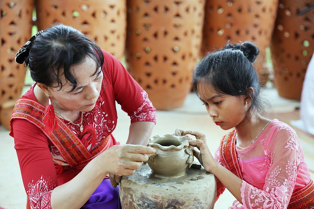 Nghệ thuật làm gốm của người Chăm trở thành di sản văn hoá UNESCO