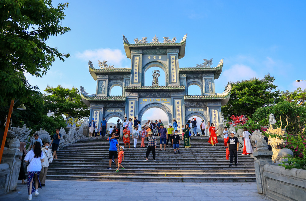 Chiêm ngưỡng ngôi chùa Linh Ứng tuyệt đẹp nằm trên bán đảo Sơn Trà | Vietnam+ (VietnamPlus)
