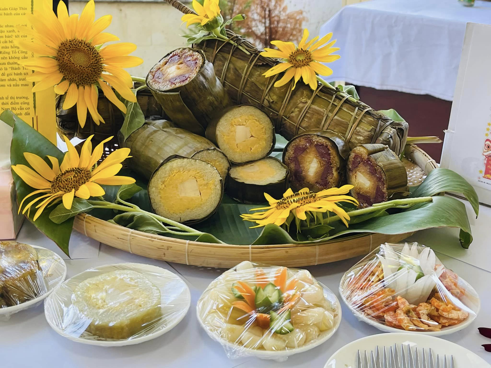 Hội thi gói bánh Chưng, bánh Tét lưu giữ nét văn hóa truyền thống Tết Việt - tvu.edu.vn
