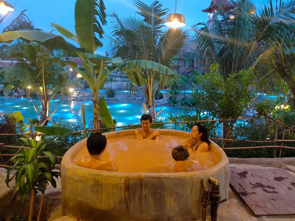 Giải nhiệt mùa hè tại top 7 thiên đường tắm bùn đẹp như tiên cảnh - iVIVU.com