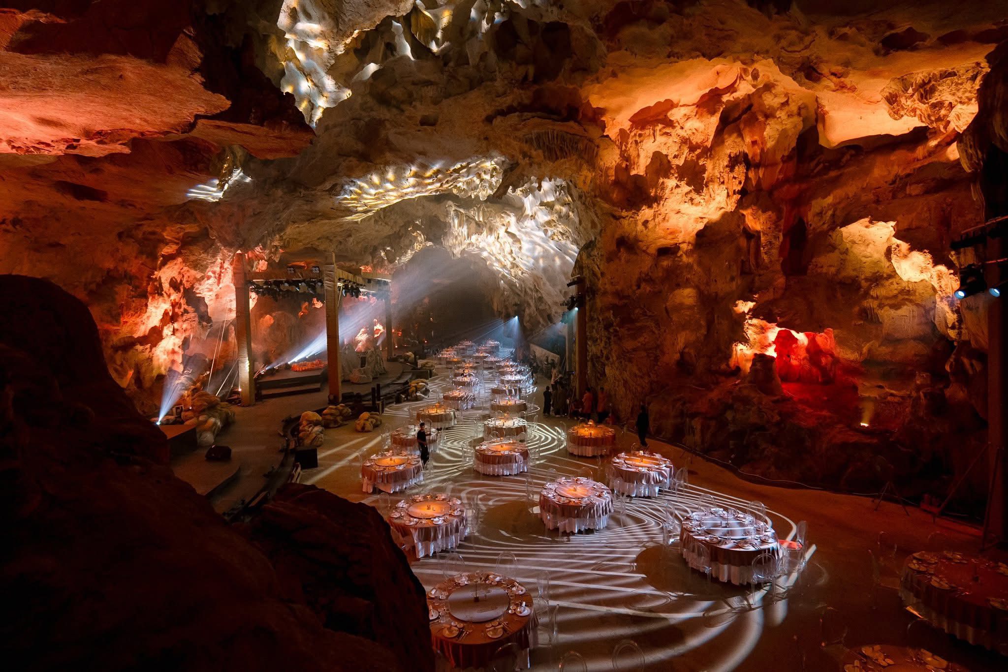 Hang Ngọc Rồng, Quảng Ninh - Giá vé, Lịch Biểu Diễn Show Thực Cảnh + Ăn Tối Trong Hang - Vivu Halong