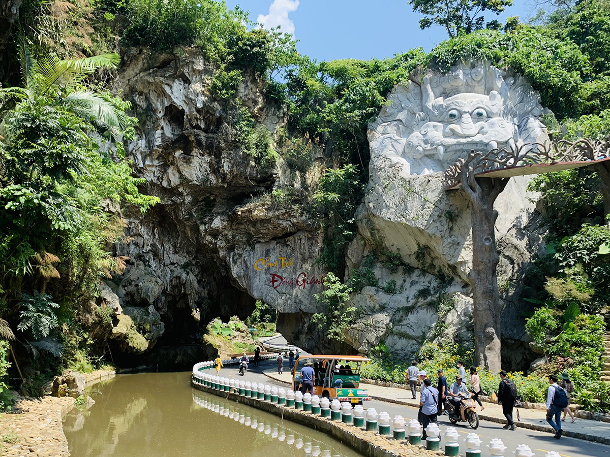 Khai mở tiềm năng du lịch ở Cổng trời Đông Giang