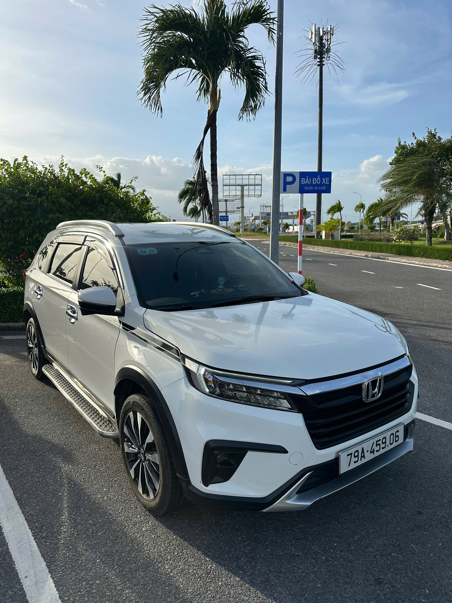 Thuê xe tự lái khám phá các bãi biển đẹp ở Cam Ranh.