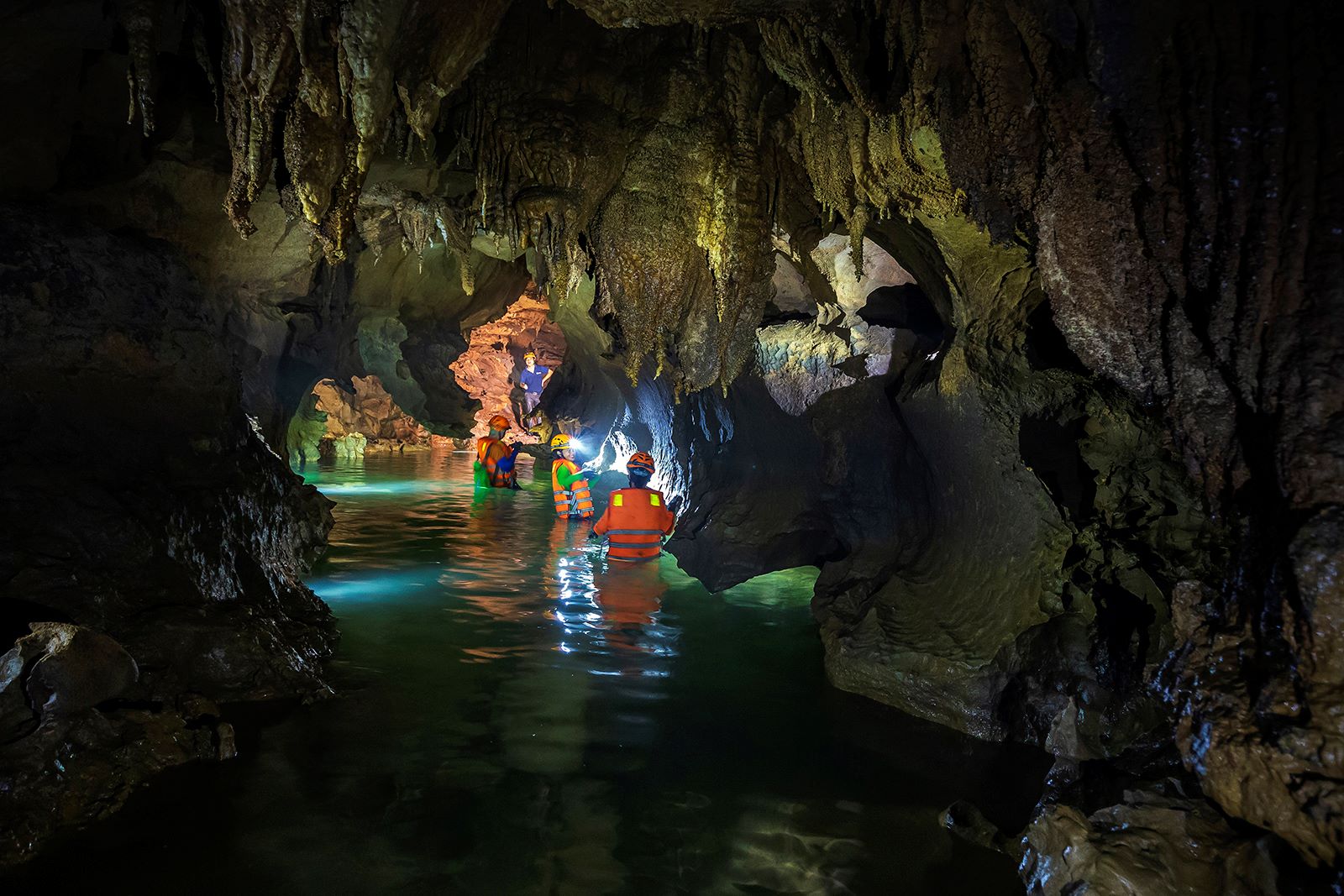 Khám phá Hang Chà Lòi 1 ngày - Netin Travel chuyên Tour Quảng Bình